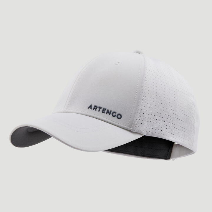 کلاه سفید ARTENGO مزیت های زیادی دارد، مثلا نسبت به سایر کلاه‌ها خاصیت ضد تعریق بیشتری دارد تا در زمان تمرین عرق یا استفاده روزمره دید شما را ضعیف نکند.