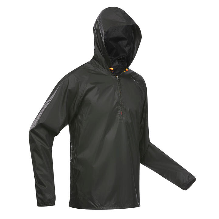 بادگیر بارانی کوهنوردی QUECHUA جیب زیپ دار ضد آبی دارد که علاوه کاربردی بودن، استفاده برای گذاشتن وسایل در آن میتوانید بارانی را داخل آن جمع و حمل کنید