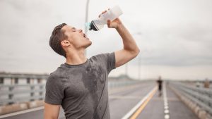 نوشیدن آب حین ورزش