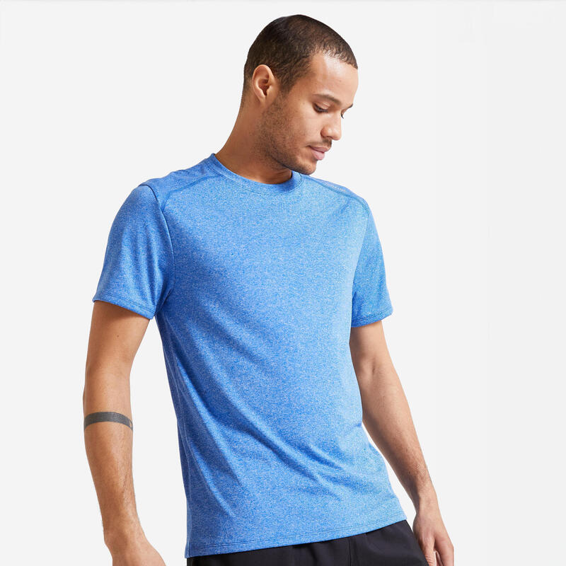 تیشرت مردانه Fitness Cardio به رنگ آبی نئون به تن مانکن است