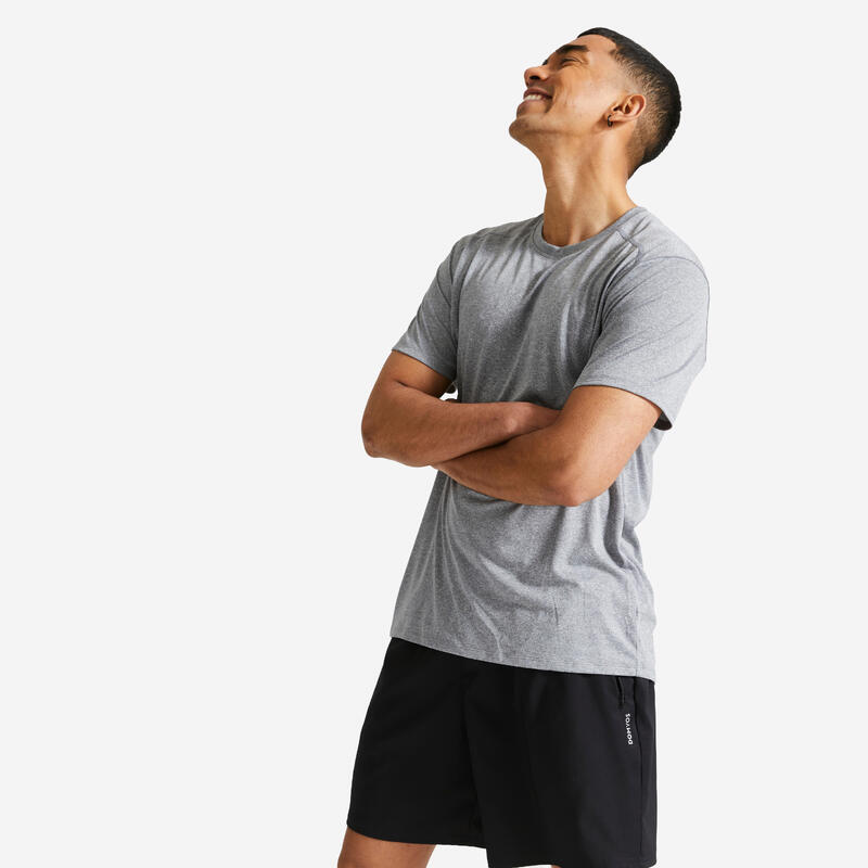 تیشرت مردانه Fitness Cardio به رنگ خاکستری روشن که مانکن آن را پوشیده است.