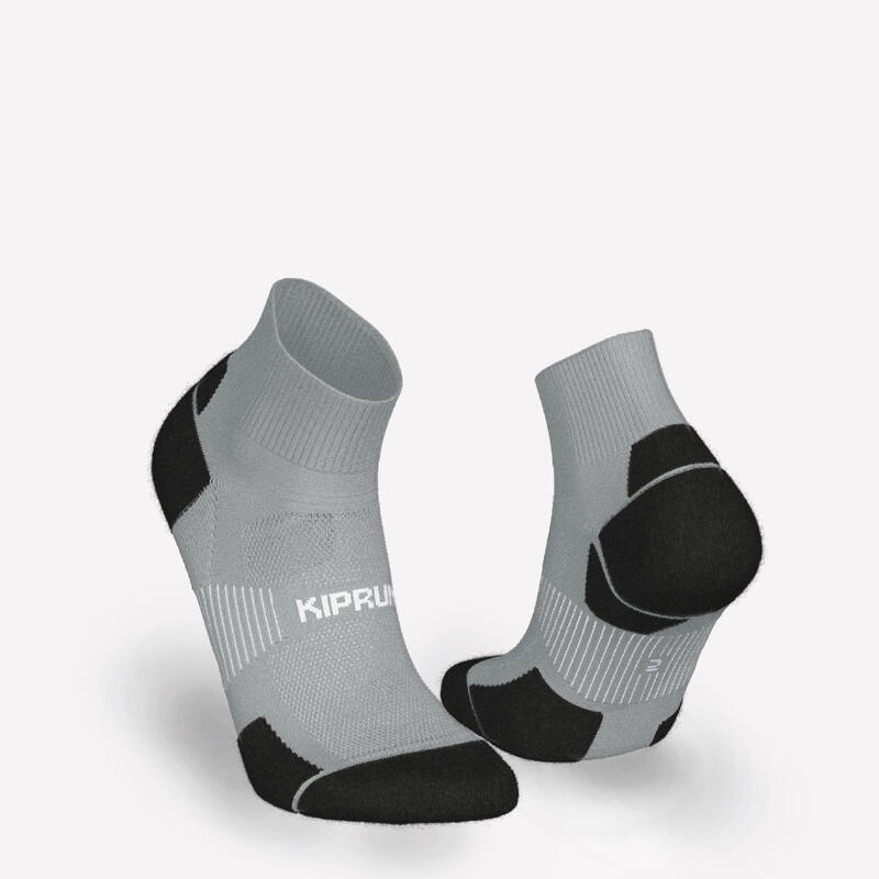 جوراب رانینگ نیم ساق R900 L طوسی روشن را برای جلوگیری از تاول هایی که ممکن است در طول تمرینات دویدن شما ایجاد شود با نخ ضد اصطکاک بافته‌اند.