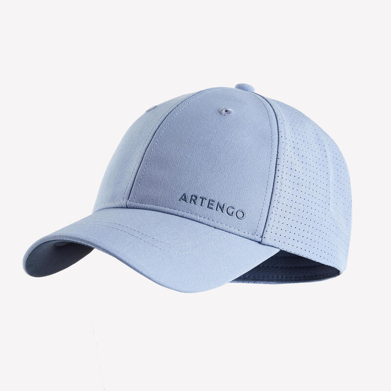 کلاه آبی ARTENGO مزیت های زیادی دارد، مثلا نسبت به سایر کلاه‌ها خاصیت ضد تعریق بیشتری دارد تا در زمان تمرین عرق یا استفاده روزمره دید شما را ضعیف نکند.