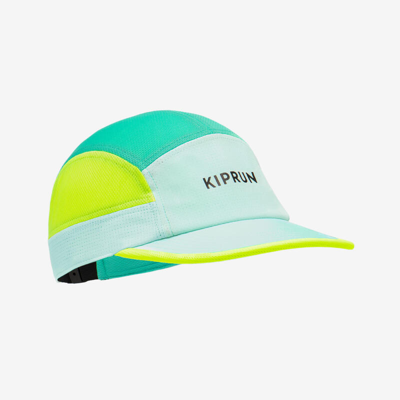 کلاه رانینگ KIPRUN ساختار انعطاف پذیر دارد به ورزشکاران و طرفداران کلاه، این امکان را می دهد که وقتی هوا ابری می شود آن را در جیب بگذارند